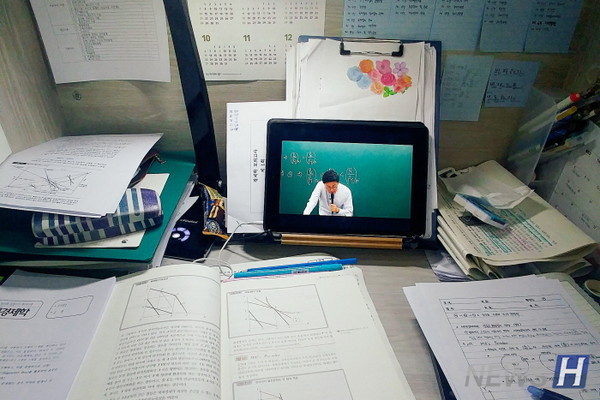 ▲김 씨가 외교관 후보자 선발시험 중 하나인 경제학을 공부하는 모습. ⓒ 김보영 학생