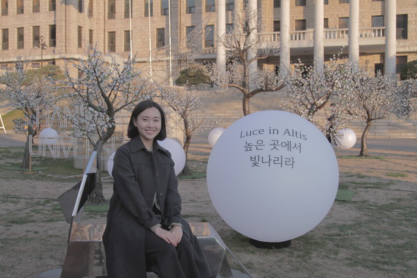 ▲Seo Jung-eun (Department of Policy Studies, Senior) is posing in front of the Seoul Campus Lion Statue. ⓒ 류서현 기자