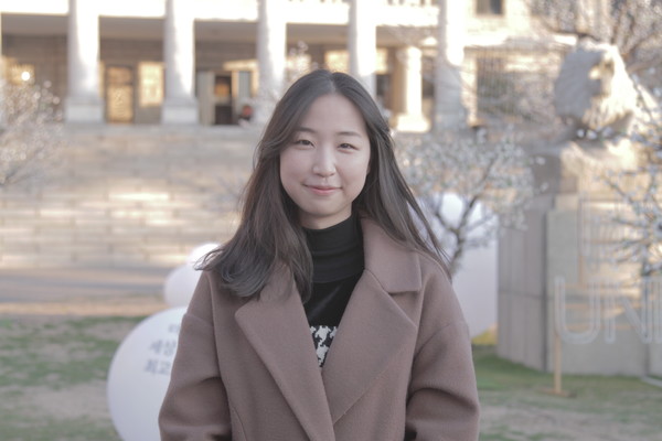  ▲ Kim Bo-young (Department of Political Science and International Studies, Senior) posing in front of the Hanyang University Lion Statue. ⓒ Reporter Ryu 토토사이트추천-hyun