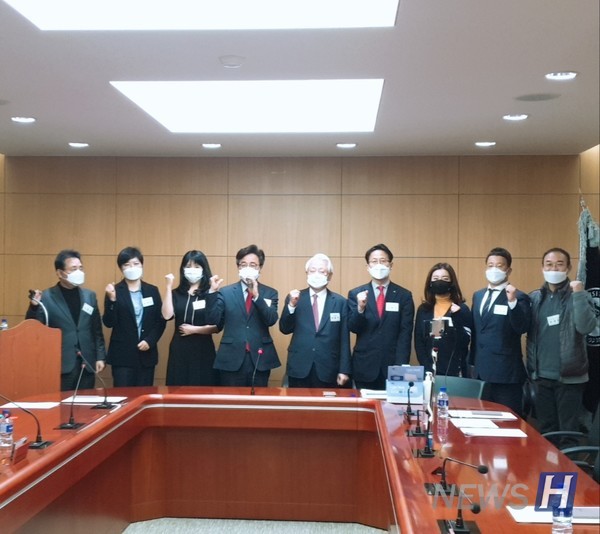 ▲ 제138회 한양미래전략포럼 행사를 마친 후 참석한 관계자들이 함께 기념촬영을 하고 있다.