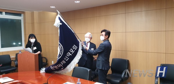 ▲정동기 동문(법학72/사진 좌측에서 2번쨰)이 서장원 현 포럼운영위원장(건축공84/좌측에서 3번쨰)에 이어 16대 한양미래전략포럼 운영위원장으로 선임되었다.