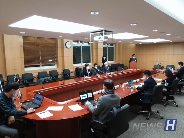 ▲ 제138회 한양미래전략포럼이 사회과학관 4층 세미나실에서 온라인 화상회의로 진행되고 있다.