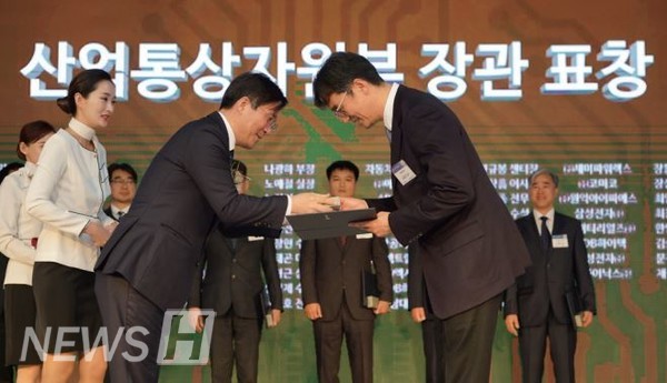 ▲ 노정진 교수는 2018년 '반도체의 날 기념식'에서 산업통상자원부 장관표창을 받았다(ⓒ사랑한대)
