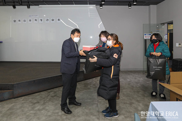 원호식 학장이 격려와 함께 동계 물품을 전달하고있다.