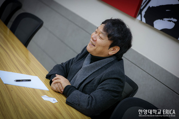 2021년도 'PBL' 수업 방식에 대해 설명 중인 송지성 학장