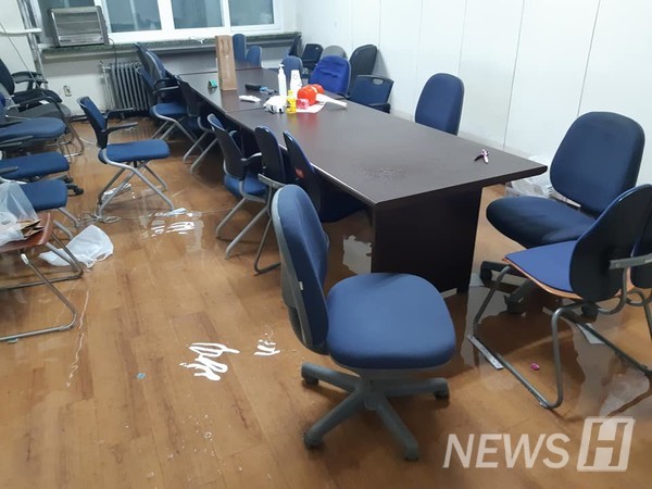 ▲학생회관 건물 바닥에 물이 고인 모습이다.(ⓒ총학생회 페이스북)