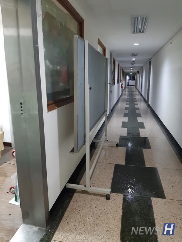 ▲학생회관 천장에서 물이 떨어지고 있다.(ⓒ총학생회 페이스북)