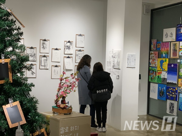 한양대가 미술영재들과 함께 개최한 ‘갤러리 in 갤러리’ 전시회에서 관람객들이 작품을 감상하고 있다. 
