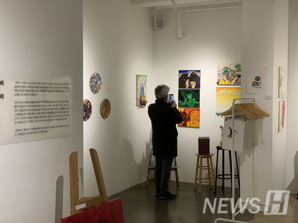 한양대가 미술영재들과 함께 개최한 ‘갤러리 in 갤러리’ 전시회에서 관람객이 작품을 감상하고 있다. 