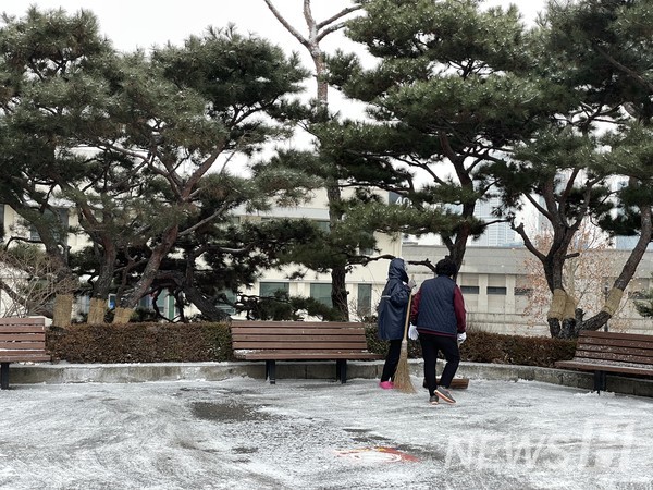 ▲ 생활과학대학 앞, 미끄럼 사고를 방지하기 위해 제설 작업에 한창인 교내 경비원분들의 모습.