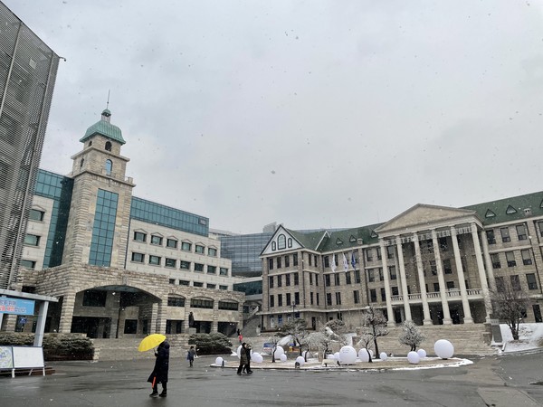▲ 갑작스럽게 내리는 눈 때문에 우산을 펴는 먹튀검증 토토사이트인의 모습.