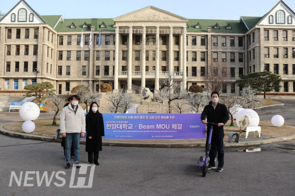 토토사이트 필드원 일반대학원 총학생회 대표단(왼쪽)과 강희수 빔모빌리티코리아 사장(오른쪽)이 기념사진을 찍고 있다 (ⓒ 빔모빌리티)
