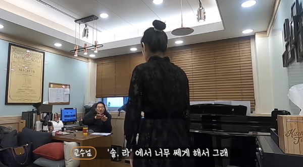 ▲ 두 번째 촬영이 끝난 후 교수님의 피드백을 받고 있다