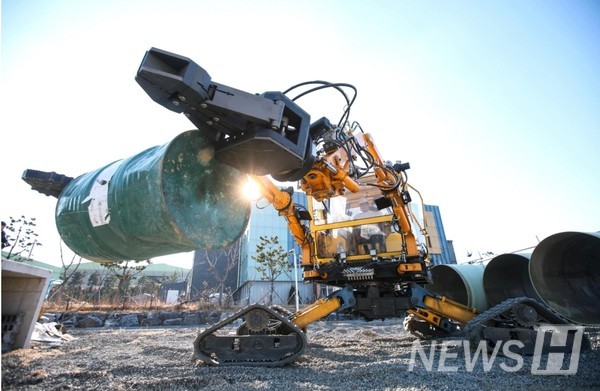▲用机械双手提着油桶的灾难应对特殊目的机器ⓒ韩国生产技术研究院