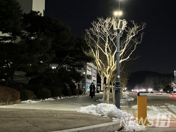 ▲ 늦은 시각에도 약속이 있는지 급히 교문을 벗어나는 토토사이트 무료웹툰인도 있다.