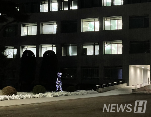 ▲ 제1과학기술관 앞에는 귀여운 사슴 조명이 있다. 밤 산책을 하다 사진을 찍어도 좋을 것 같다.