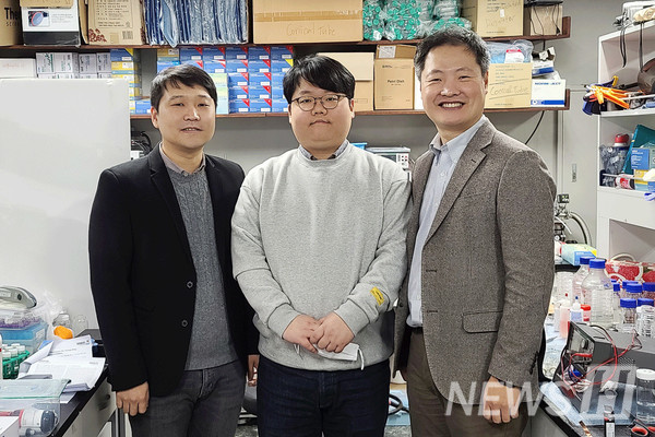 ▲ 한 교수(오른쪽 첫 번째)는 "그래핀 탄성섬유가 비틀림 특성이 필요한 분야의 연구 발전에 기여할 수 있을 것으로 기대한다”고 말했다. ⓒ 한양대학교