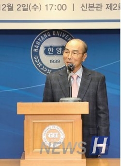 ▲(주)씨젠 천경준 회장 (전자공학 66) 발전기금 전달식