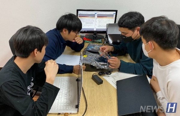 ▲ 인공지능 그랜드챌린지 참가 당시 최 프리미엄 토토 연구팀의 모습. 최 프리미엄 토토 연구팀은 가지치기 알고리즘을 만들어 인공지능 모델의 크기를 98.6%까지 줄였다. ⓒ 최정욱 프리미엄 토토