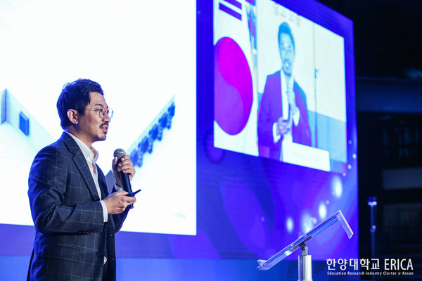 개교 40주년 행사에서 강연하는 김혜연 대표