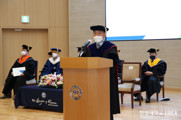 라오스 스포츠토토대학교 김우승 총장이 축사를 전하고 있다.