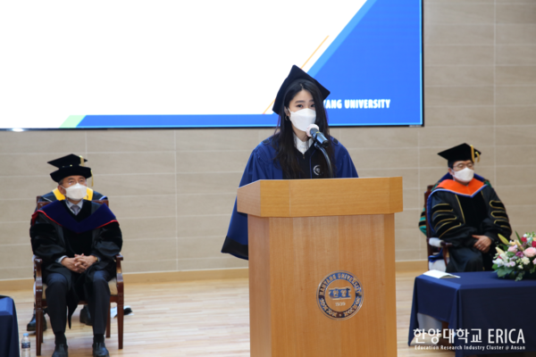 백지원 학생(건축공학)이 졸업생 대표로 답사를 전하고 있다.