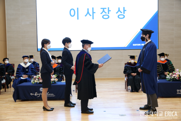 이사장상을 수상한 이기석(분자생명과학과) 학생