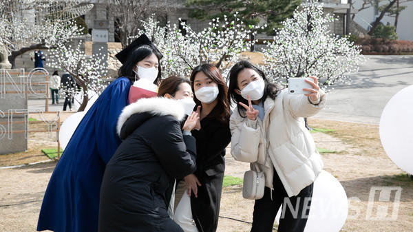 17日，在首尔城东区首尔校区里，毕业生为了安慰网上毕业典礼的遗憾，正在和朋友们一起拍摄纪念照片。