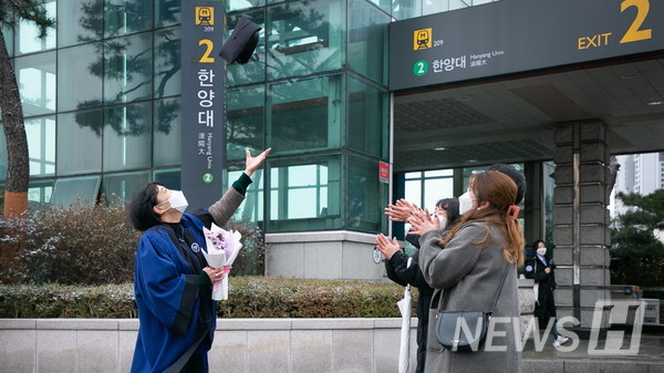 17日，在首尔城东区首尔校区里，毕业生为了安慰网上毕业典礼的遗憾，正在拍摄扔学位帽的纪念照片。