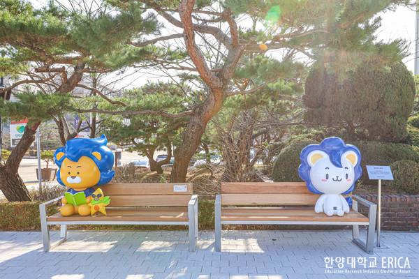 재학생의 소액 모금으로 만들어진 우측 '하냥이' 벤치