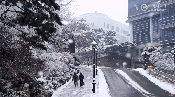 ▲ 경영관에서 백남학술정보관으로 가는 길이 눈으로 덮여있다 (ⓒ토토사이트 토실장대학교 유튜브)