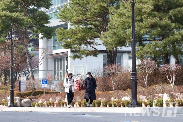 ▲ 강의를 듣기 위해 담소를 나누며 이동하는 학생들의 모습.