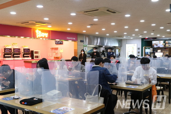 ▲ 점심 식사를 해결하기 위한 한양인들로 가득한 한양플라자. 한 칸씩 띄어 앉기, 가림막 설치 등을 통해 사회적 거리두기를 실천하고 있다.