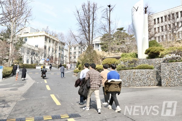 ▲ 봄이 오기라도 하듯 겉옷을 든 채 걸어가는 한양인들의 모습.