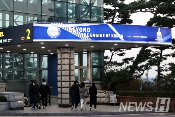 ▲ 한양인들은 해가 질 때 즈음이 되어서야 학교를 나섰다.