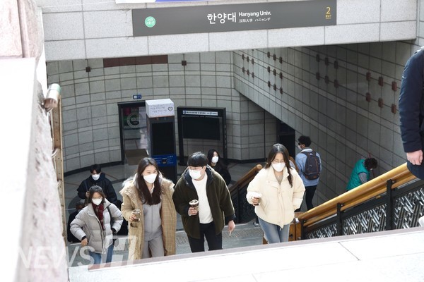 ▲ 이른 아침, 한양인들은 설레는 발걸음으로 애지문 계단을 오른다.