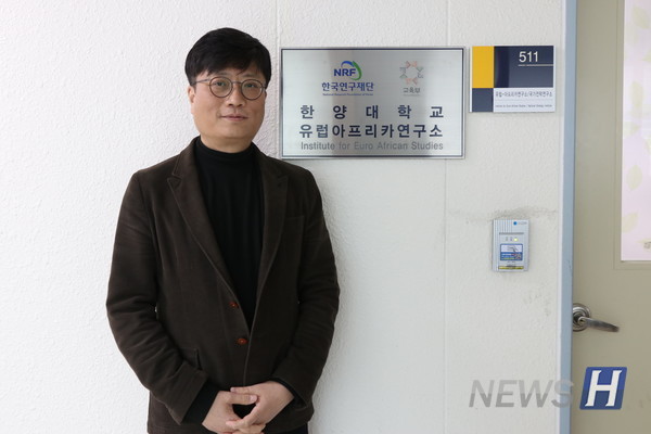 ▲유럽-아프리카 마스터 토토사이트의 소장 김성수 정치외교학과 교수. 대학에 설치된 유럽-아프리카 마스터 토토사이트는 한양대에 유일하다. ⓒ 임성은 기자