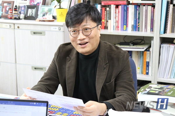 ▲김 소장이 한국학 교육 과정에 관해 이야기하고 있다. 김 소장은 아프리카에 한국학을 보급하기 위해 많은 활동을 진행하고 있다. ⓒ 임성은 기자