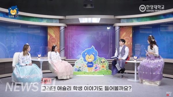▲ 애슐리 학생과 올하 학생이 본인의 유학생활 경험담을 얘기하고 있다 (ⓒ그랜드토토대학교)