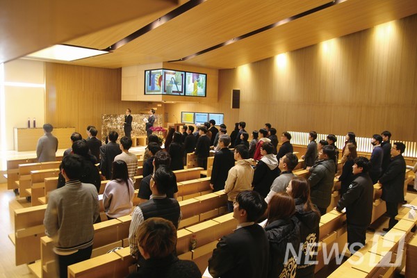 ▲ 서울캠퍼스에서 진행하는 목요 채플의 모습. 목요 채플에는 한양대 재학생, 교수, 교직원이 함께 참여한다. ⓒ 한양대 교목실
