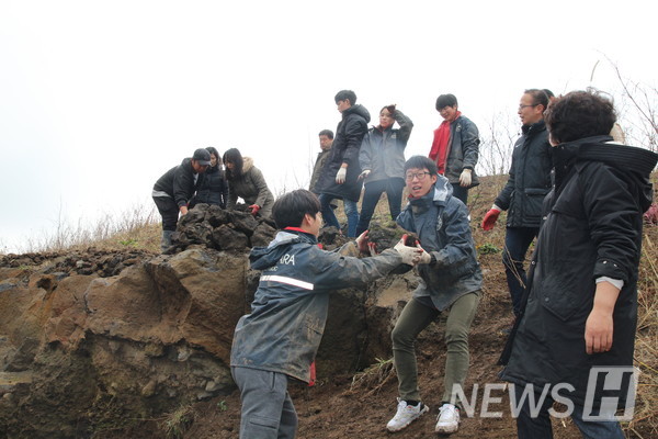 ▲ 지난 2015년 겨울방학 제주도 봉사활동에서 다솜 동아리 학생들이 일손을 돕는 모습.  ⓒ 한양대 교목실