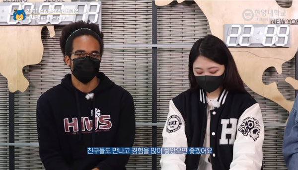 ▲ 모잠비크에서 온 케빈 학생과 인터뷰 ⓒ한양대학교 유튜브