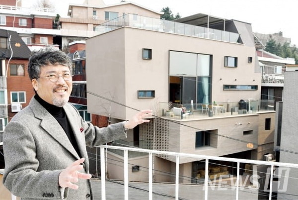 ▲ 장순각 교수가 자신의 건축물을 소개하고 있다 (ⓒ한국경제)