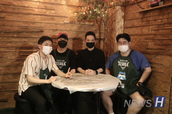 문 씨(왼쪽 세 번째)의 가게에는 총 8명의 직원이 근무한다. ⓒ 김수지 기자