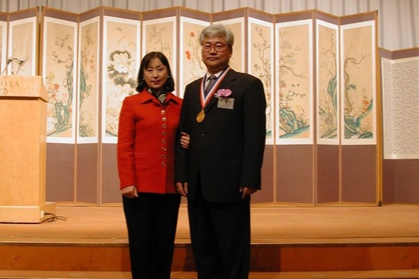 ▲2002年在韩国工学翰林院获得年轻工学奖时李教授（右）的照片。ⓒ李泰植名誉教授