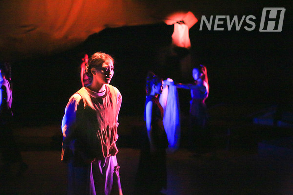 "봄우레 치는 날, 붉은 꽃은 피고" 공연 장면 ⓒ극단 한양레퍼토리