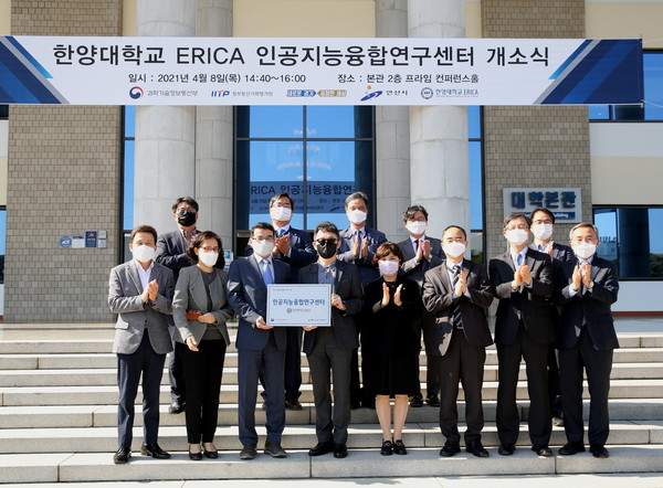 김우승 총장을 비롯한 센터 개소식 참석자들이 기념촬영을 하고있다.