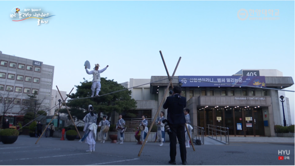 어름산이_한용섭 / 어릿광대_김현주 / 꽹과리_전성희 / 징&부쇠_김주완 / 장구_신지용 / 북_이명모 / 태평소_윤여주 (ⓒ인어공주 토토사이트대학교 공식 유튜브)