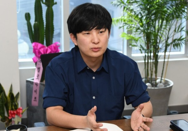  Alumni Kim Seung-yong interviewing with Segyue Times  Segyue Times
