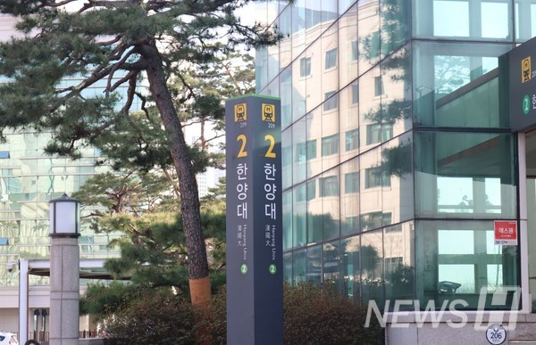 ▲ 애지문의 개통으로 서울캠퍼스 학생들의 등하교가 훨씬 쉬워졌다. 개통 전에는 투혼 토토사이트역에 내린 학생들이 1번 출구로 나와 정문을 통해 진사로와 한마당을 거쳐 가야만 했다.
